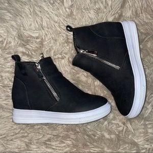 Black wedged sneaker with zippers